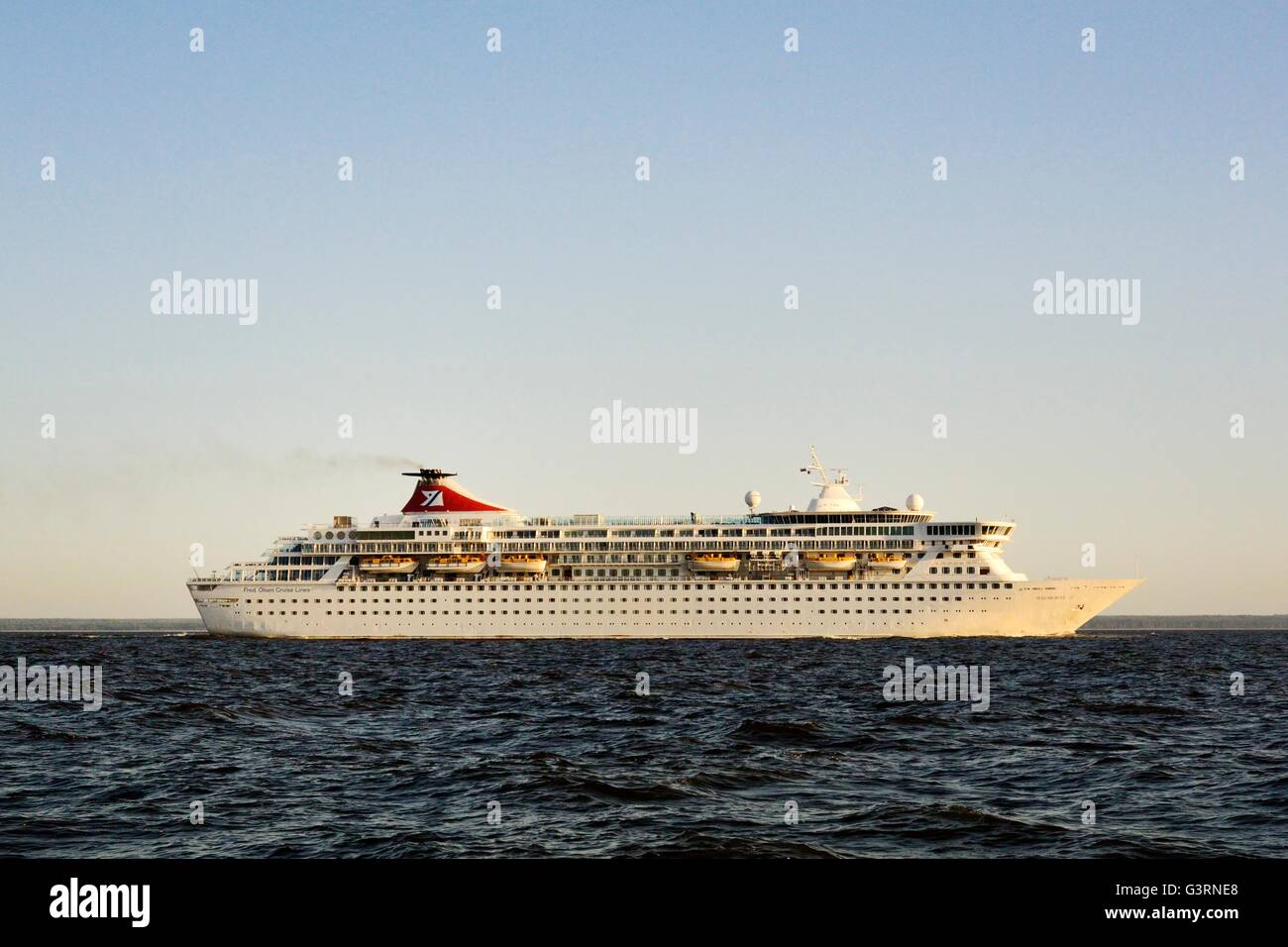 La Russia. Fred Olsen ocean nave da crociera Balmoral in uscita da San Pietroburgo nel Golfo di Finlandia. Estate Foto Stock