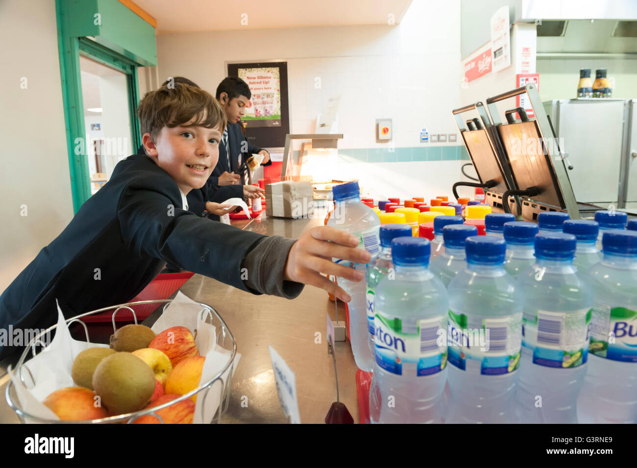 Pranzo presso una scuola secondaria. In Inghilterra. Regno Unito Foto Stock