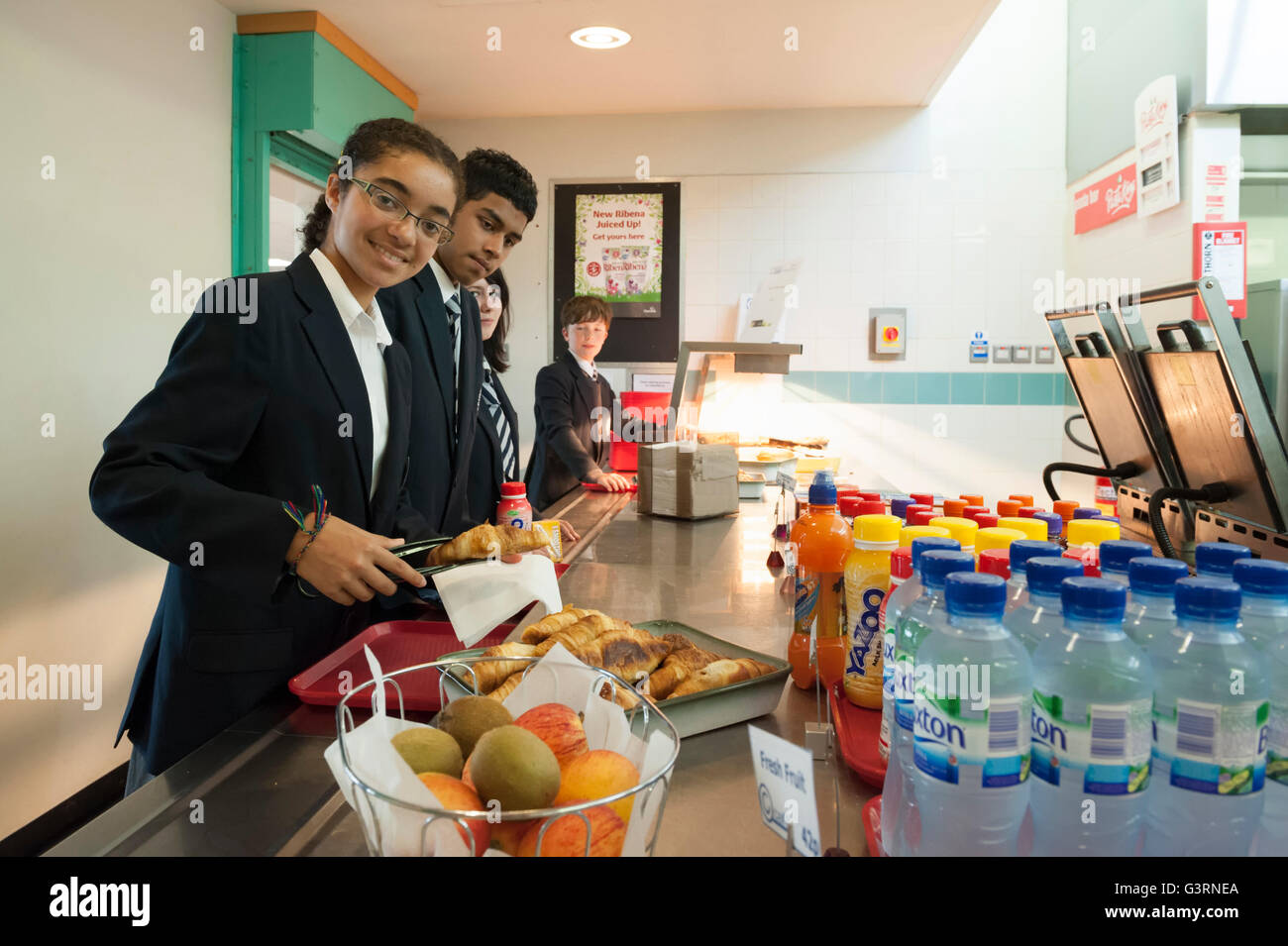 Pranzo presso una scuola secondaria. In Inghilterra. Regno Unito Foto Stock