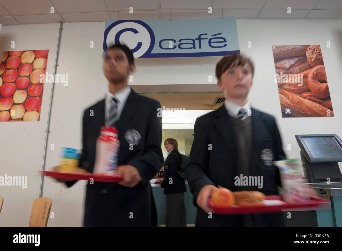 Pranzo presso una scuola secondaria. In Inghilterra. Regno Unito Foto Stock