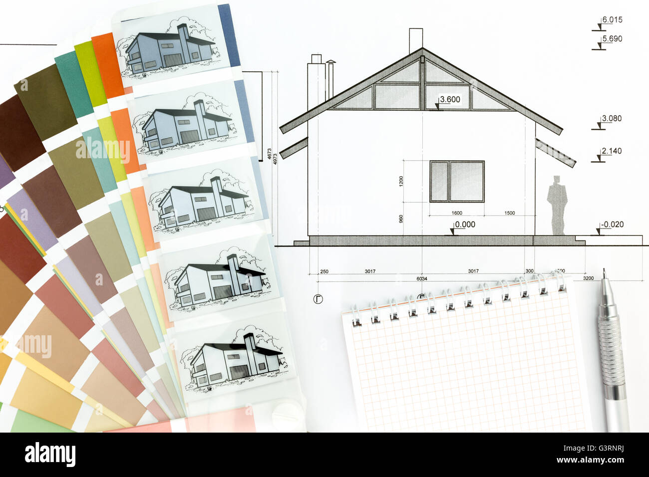 Blueprint di disegno architettonico con il blocco note e dei campioni di colore Foto Stock
