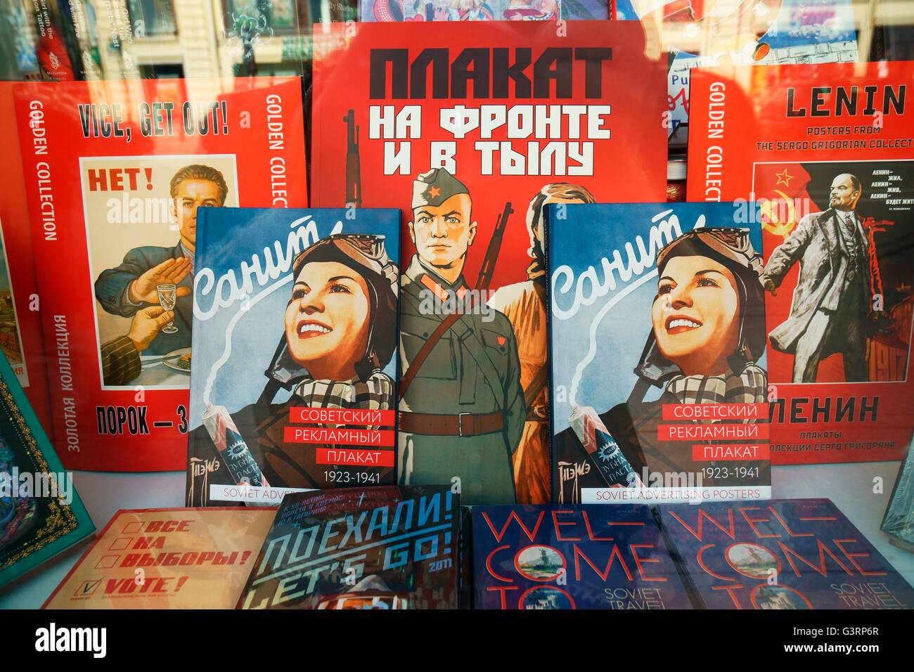 San Pietroburgo Russia. Libri moderno presente patriottica era Sovietica arte grafica nella finestra Libreria la visualizzazione sulla Prospettiva Nevsky Foto Stock