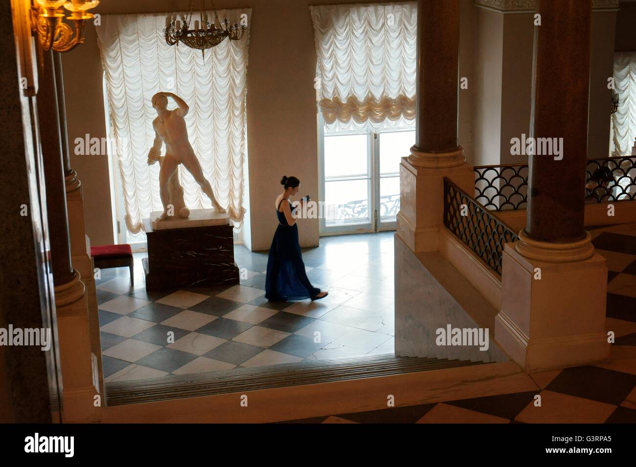 San Pietroburgo Russia. Visitatore nei corridoi di Palazzo d'inverno sezione del Museo L Hermitage Foto Stock