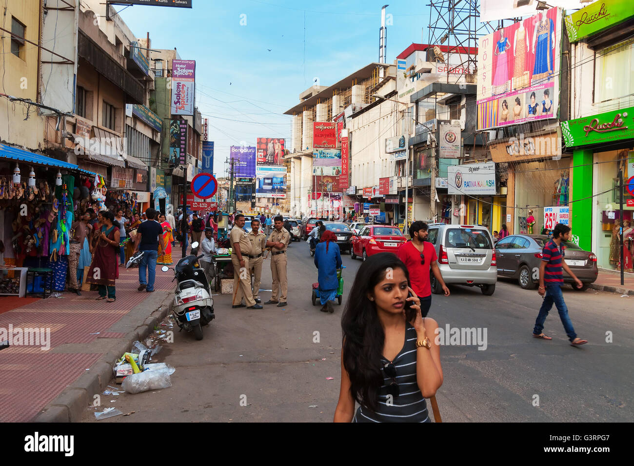 Strada Commerciale di Bangalore è uno dei principali complessi dello shopping in India Foto Stock