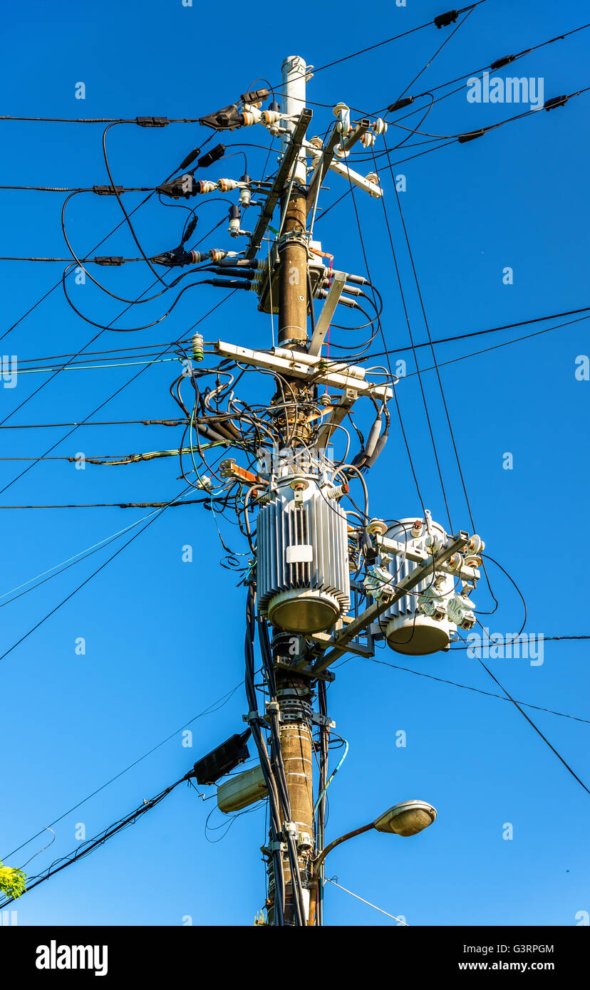 Linea elettrica di alimentazione cavi e trasformatori in Giappone Foto Stock