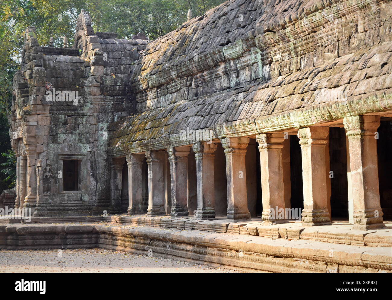 Antica Ta Prohm tempio Buddista colonnato di pietra - Cambogia Foto Stock
