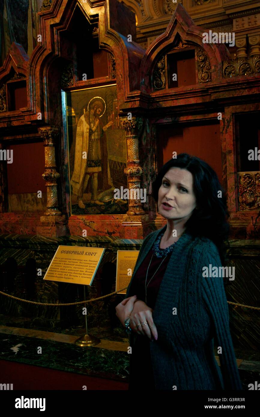 San Pietroburgo Russia. Chiesa Russa Ortodossa del Salvatore sul Sangue versato. Tour guida accanto all'icona del Nord caso Foto Stock