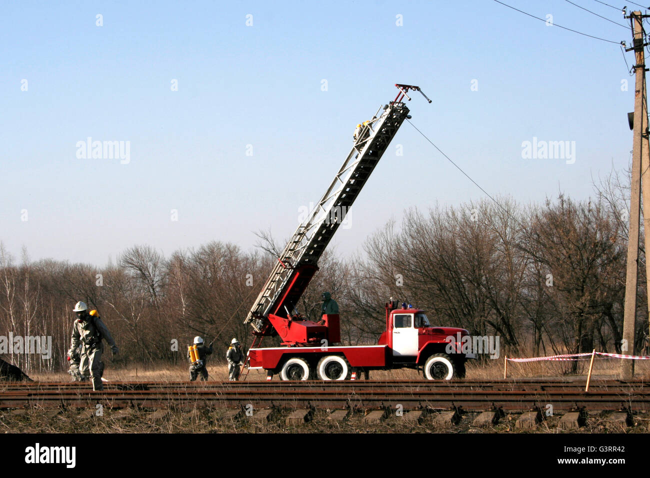 Vigile del fuoco che indossa una maschera a gas su per le scale Foto Stock