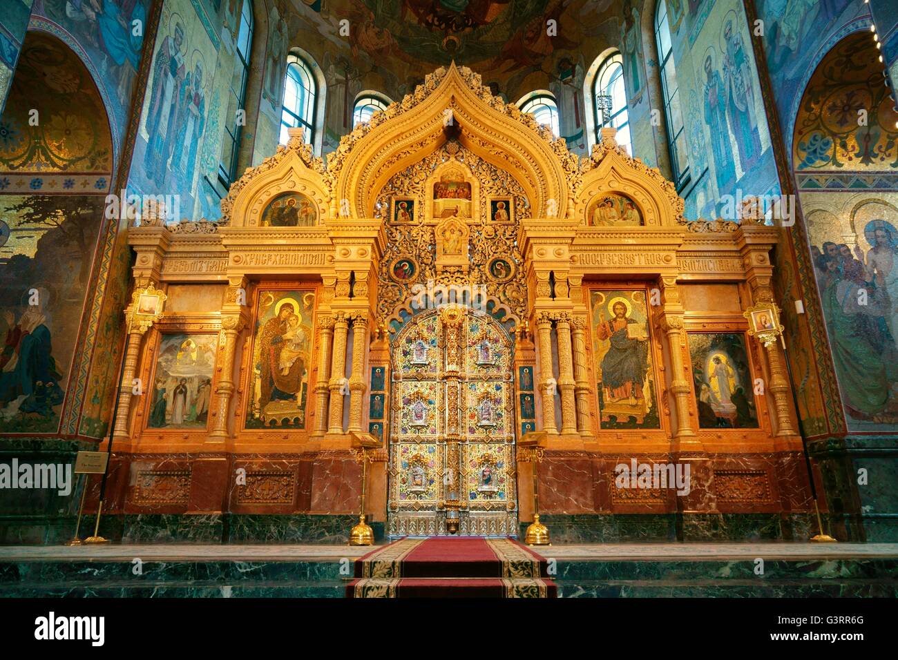 San Pietroburgo Russia. Chiesa Russa Ortodossa del Salvatore sul Sangue versato. La schermata altare di oro e di pietre preziose Foto Stock