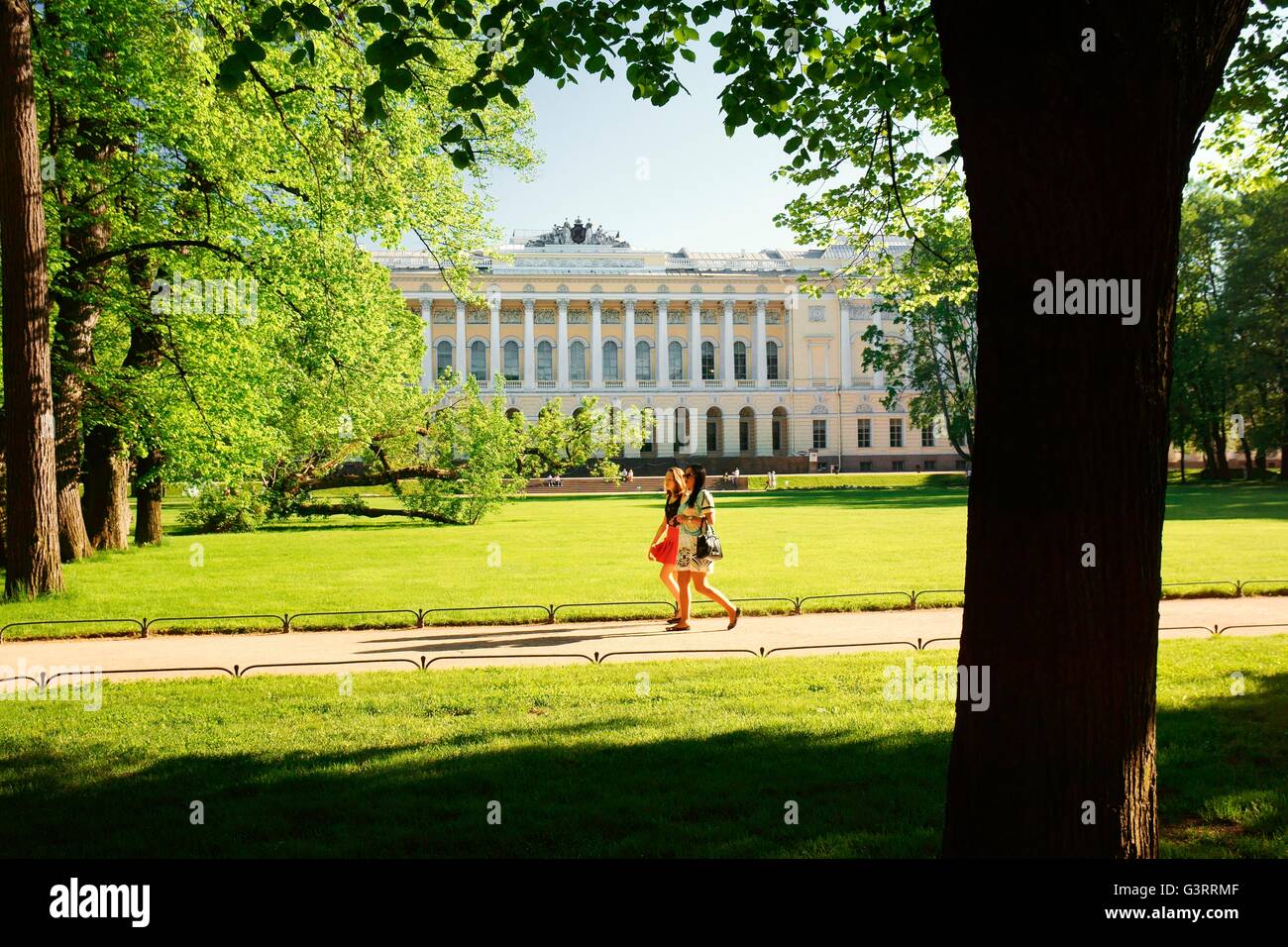 San Pietroburgo Russia. il Palazzo Mikhailovsky ospita il museo russo. visto dai giardini mikhailovsky Foto Stock