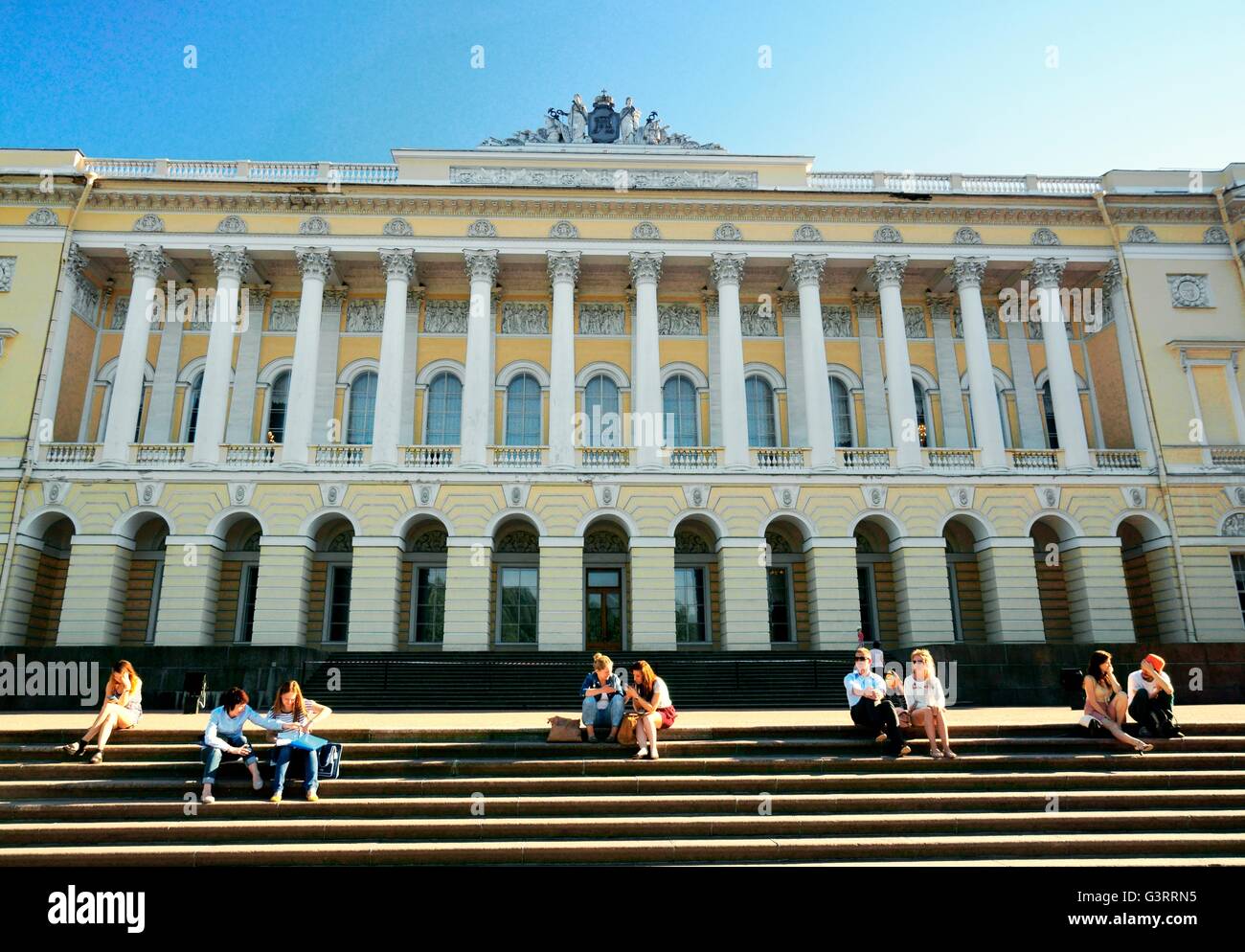 San Pietroburgo Russia. il Palazzo Mikhailovsky ospita il museo russo. visto dai giardini mikhailovsky Foto Stock