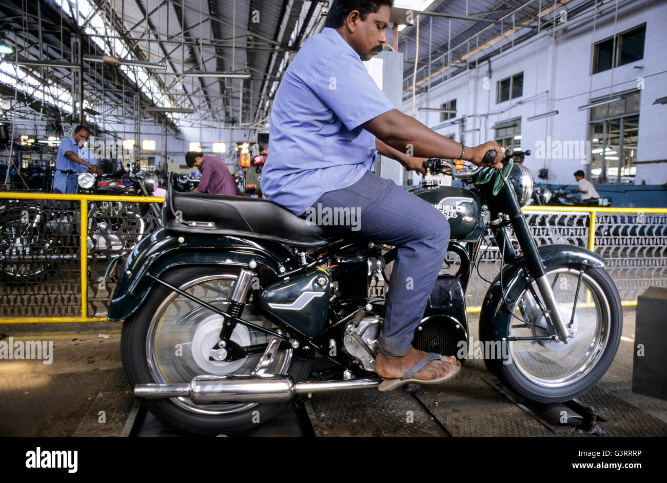 INDIA, nello Stato del Tamil Nadu, città Chennai ex Madras, la fabbrica Royal Enfield , Produzione di moto Enfield Bullet 500 , la prova e il controllo di qualità di Enfield con motore diesel alla fine della linea di assemblaggio Foto Stock