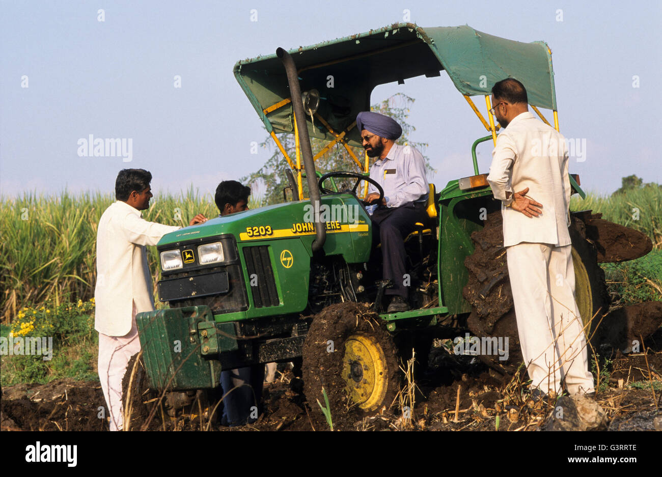 INDIA, Pune, concessionario trattore John Deere nel villaggio, trattore John Deere 5203, formazione e dimostrazione per gli agricoltori Foto Stock