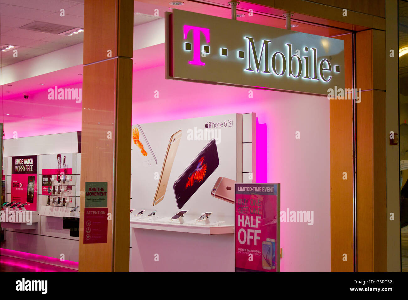 Indianapolis - Circa Febbraio 2016: T-Mobile Wireless Retail Store. T-Mobile è un fornitore di servizi wireless che offre telefoni cellulari III Foto Stock