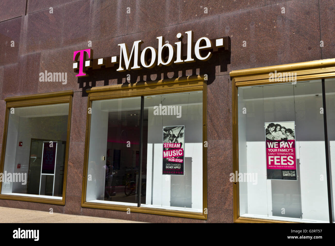 Indianapolis - Circa Febbraio 2016: T-Mobile Wireless Retail Store. T-Mobile è un fornitore di servizi wireless che offre telefoni cellulari IV Foto Stock