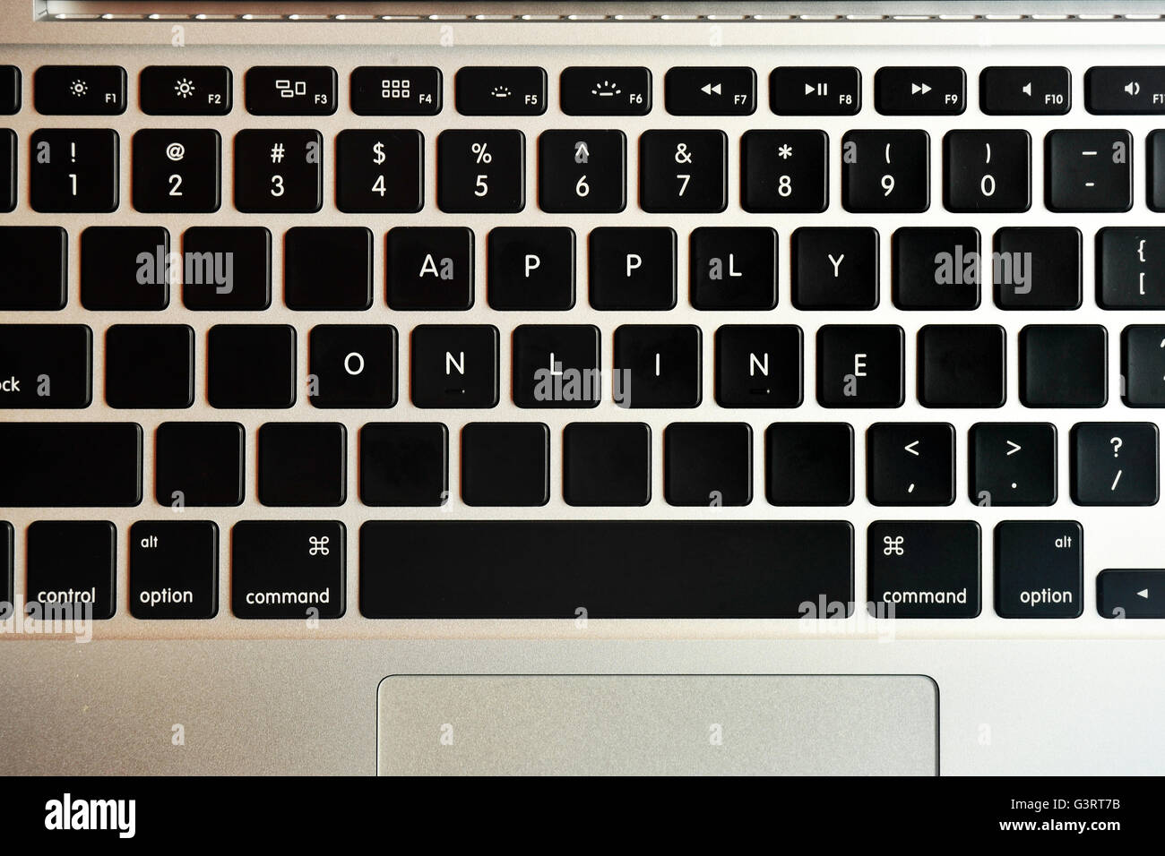 Applicare Online scritto sulla tastiera di un MacBook Pro. Foto Stock