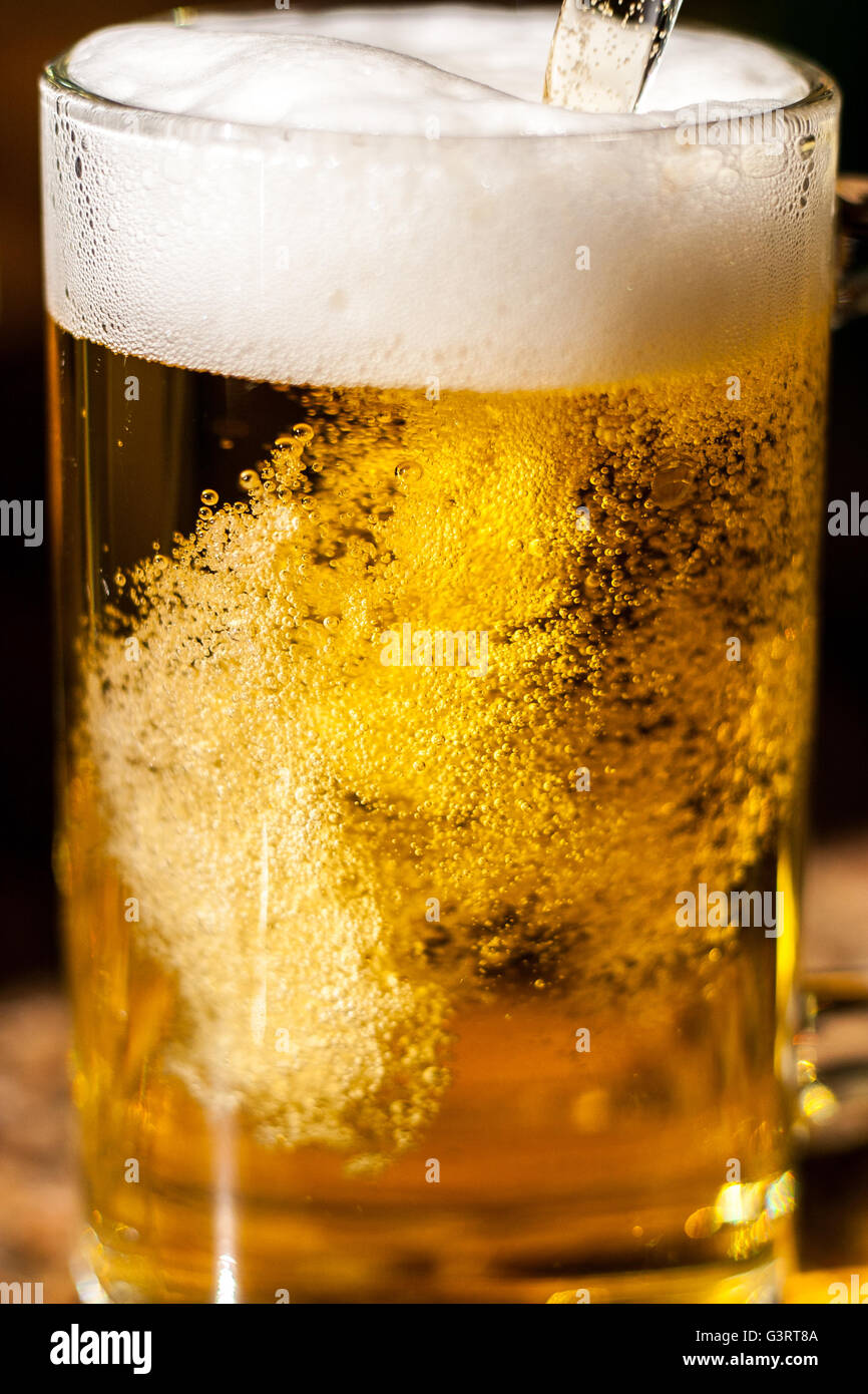 La birra o più grande che viene versato in un bicchiere Foto Stock
