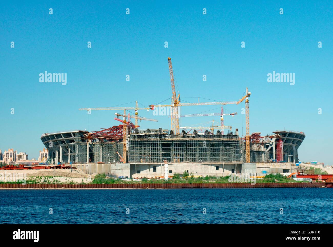 Russia, San Pietroburgo. Il nuovo zenit football Stadium in costruzione maggio 2014 sull isola krestovsky Foto Stock