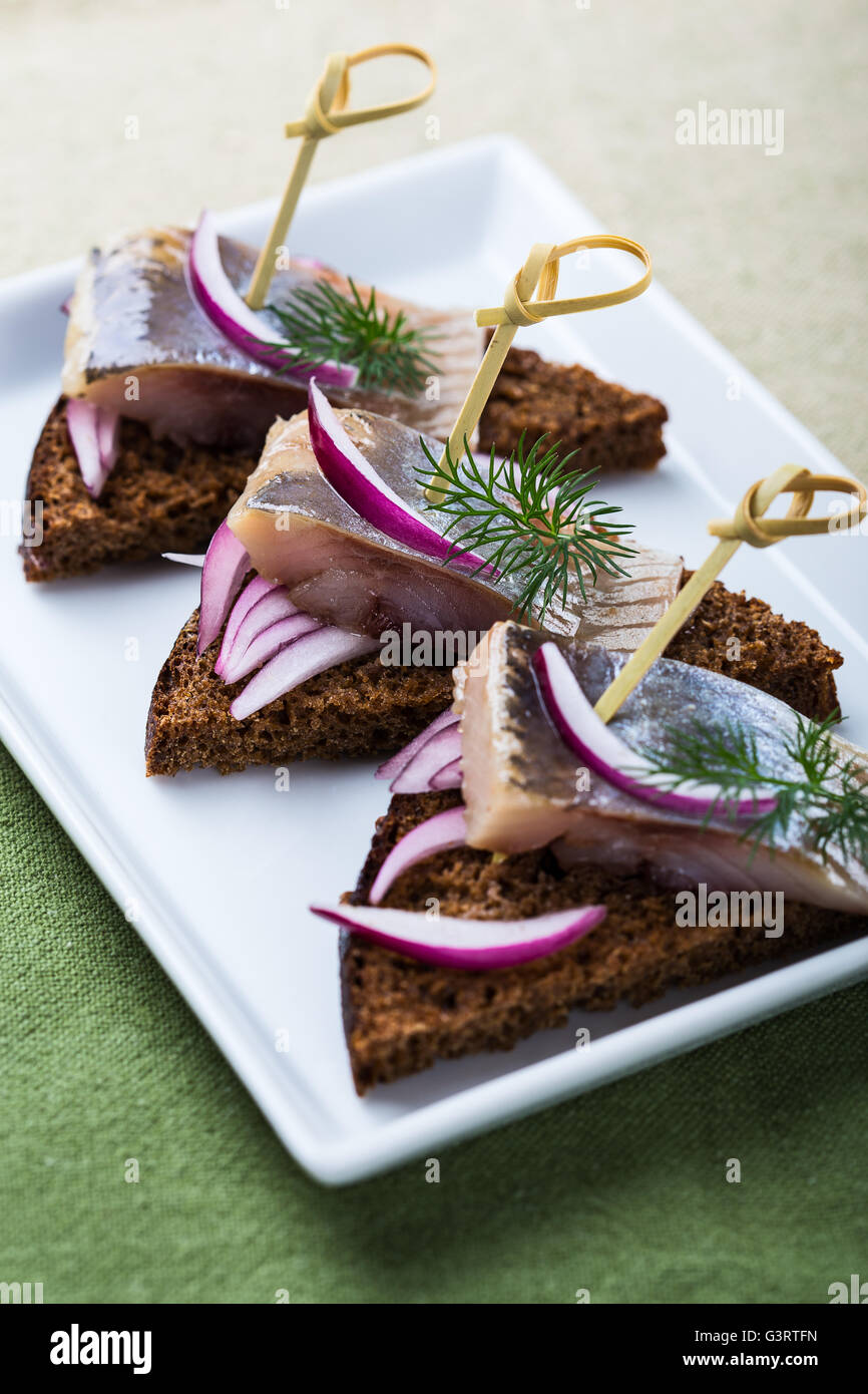 Antipasto cibo, aprire il panino con le aringhe e cipolla rossa Foto Stock