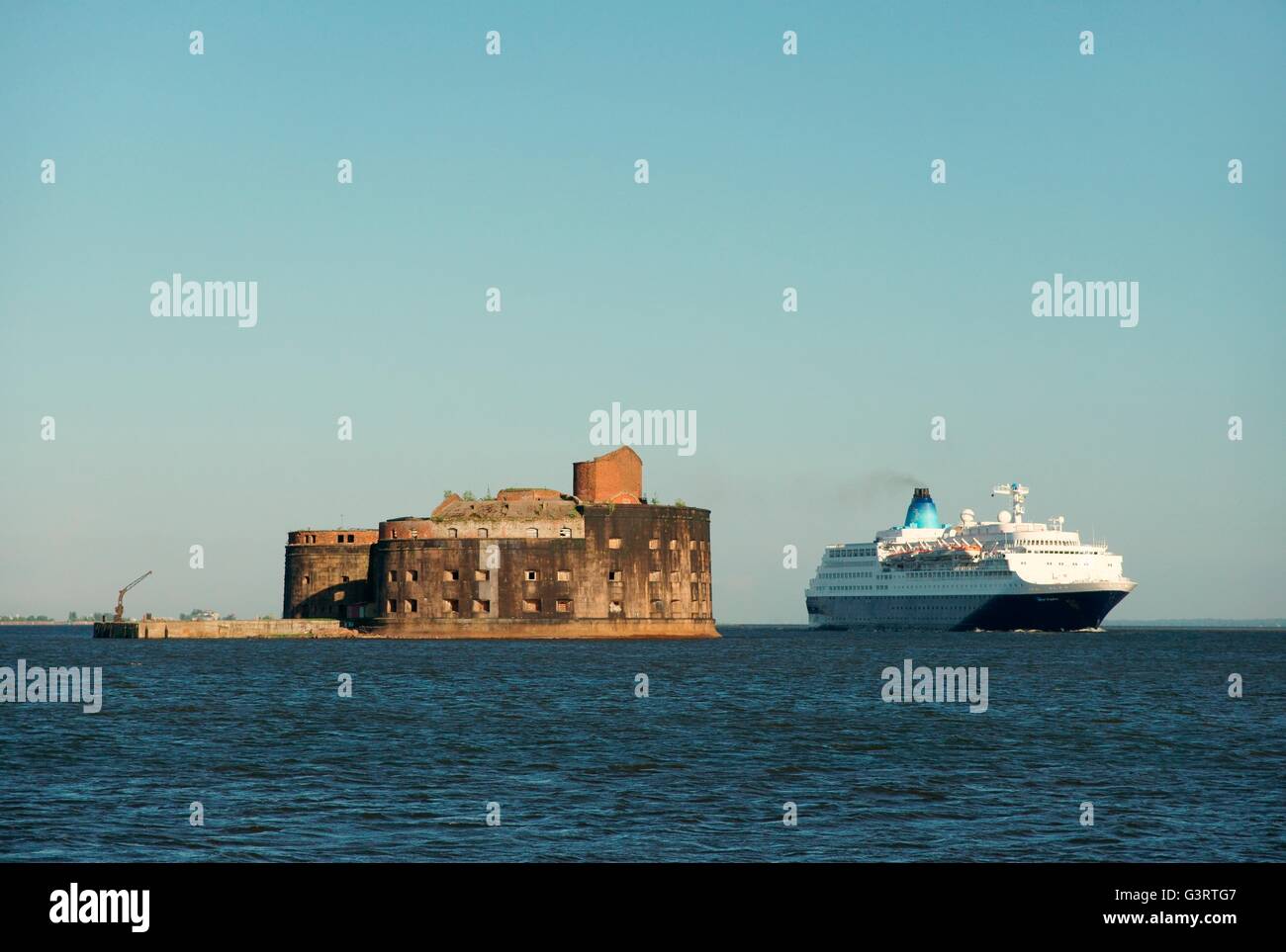La Russia. Fort Alexander commissionato 1845 a Kronstadt, Golfo di Finlandia. Nave da crociera Saga Sapphire in uscita da San Pietroburgo Foto Stock