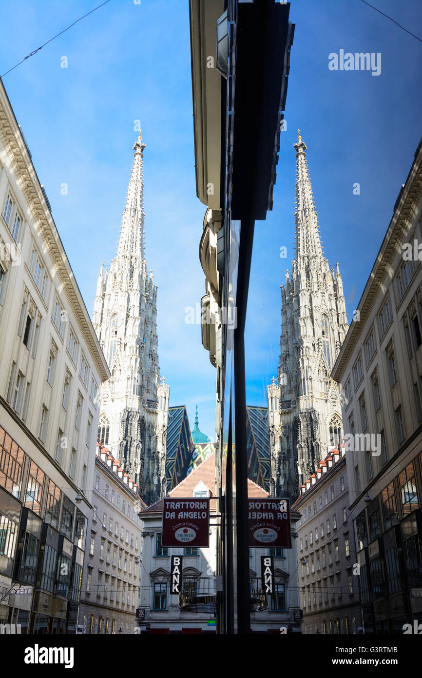 La riflessione dalla cattedrale Stephansdom in una vetrina di un negozio, Austria, Wien, 01., Wien, Vienna Foto Stock