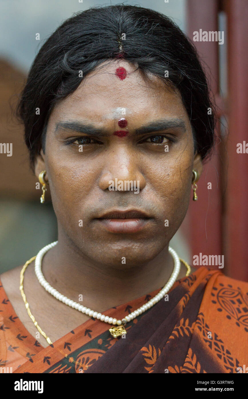La sig.ra Abinaja è un Hijra, una persona transgender. Foto Stock