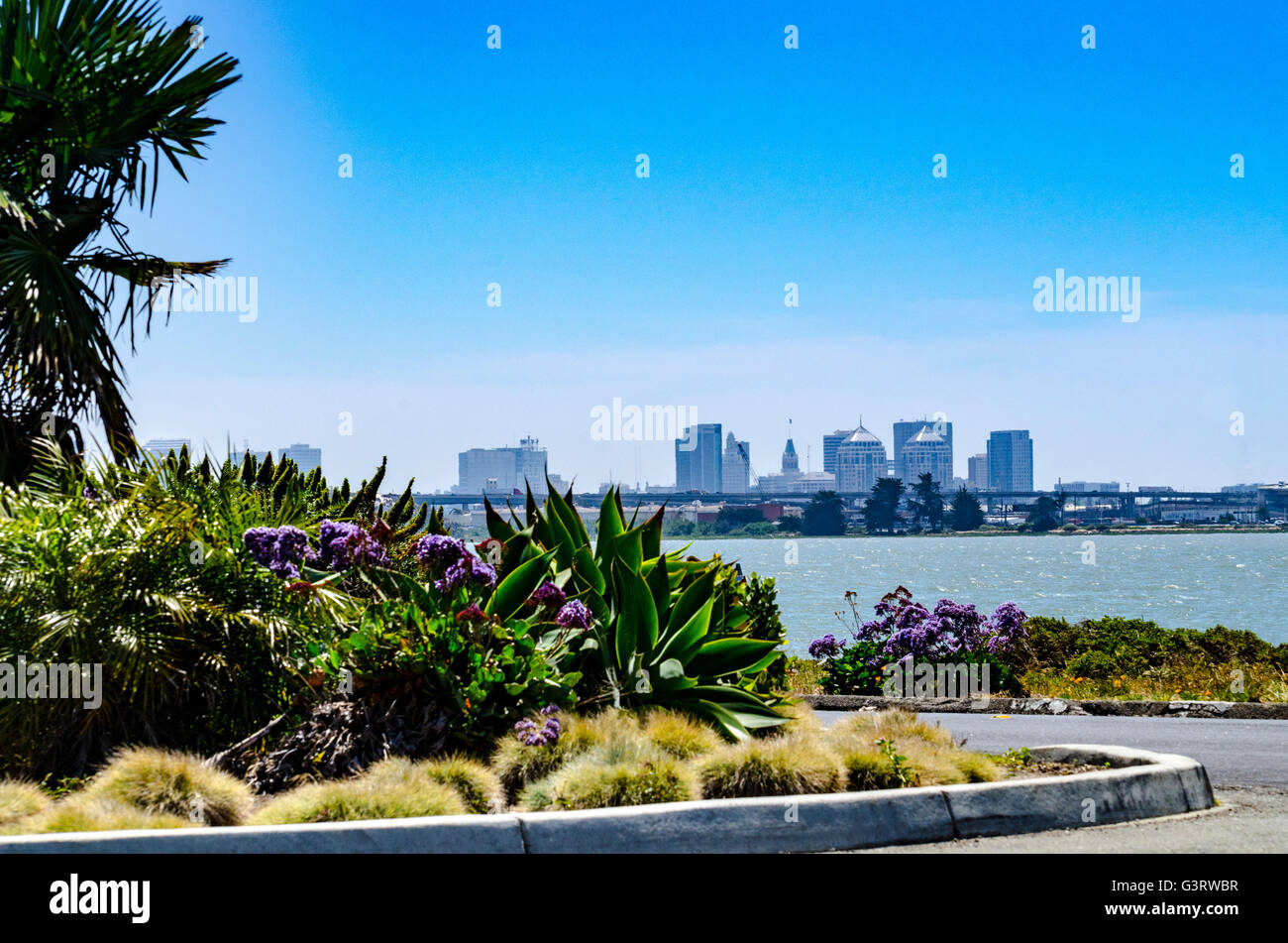 Il centro cittadino di Oakland California Skyline come visto da Powell Street a Emeryville Foto Stock