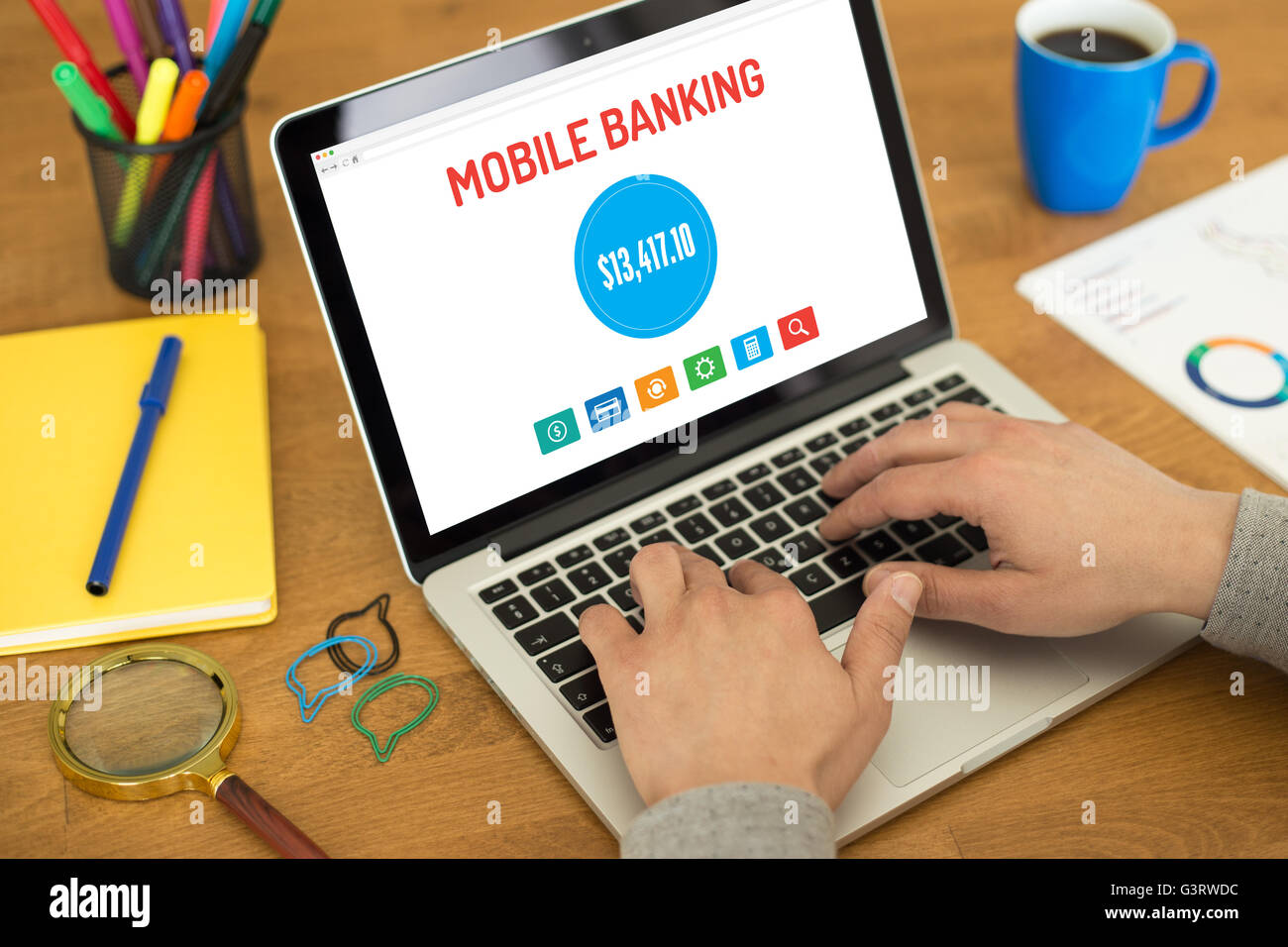 Computer portatile con mobile banking applicazione su una schermata Foto Stock