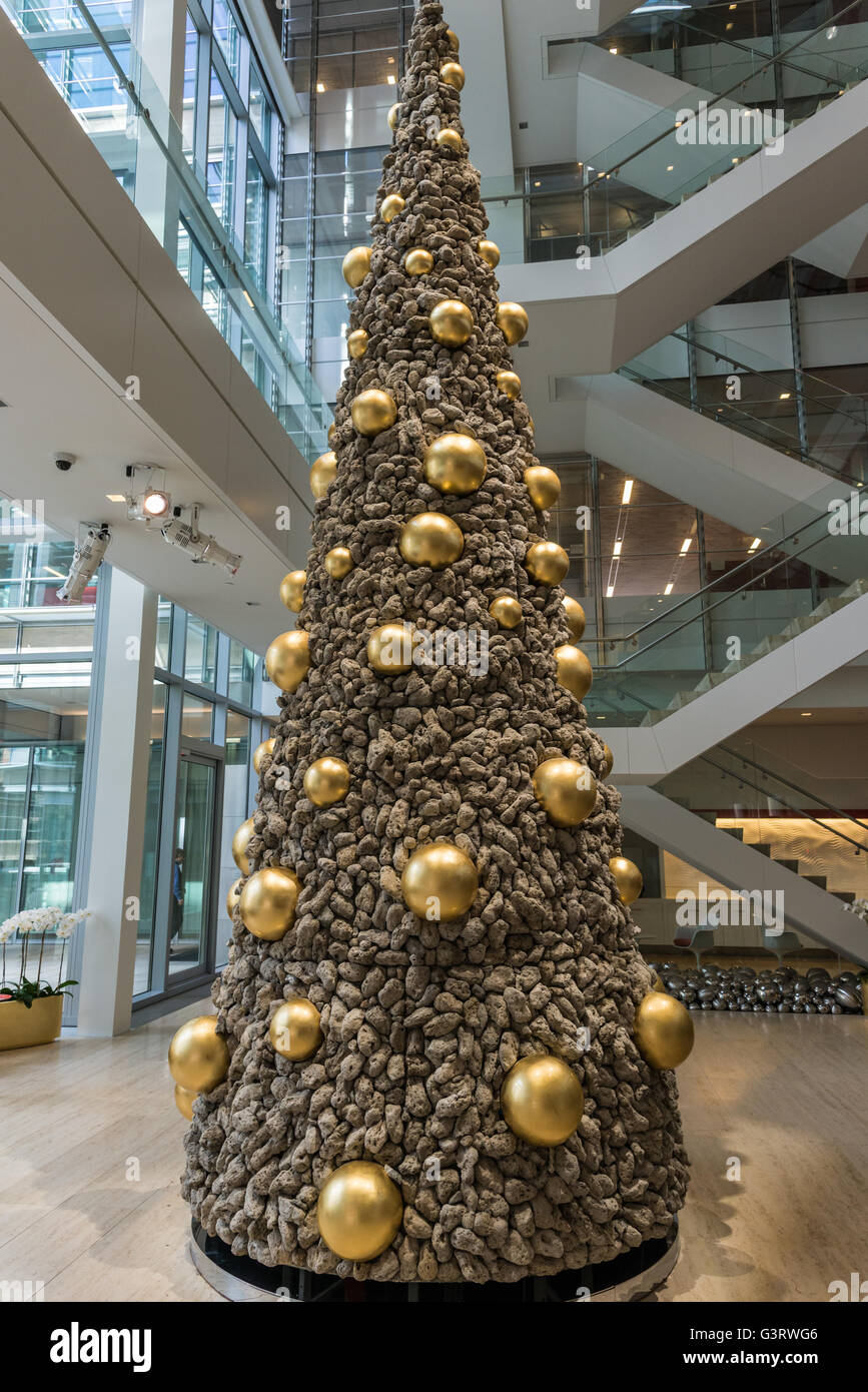 Holiday decorazione, rocce di pomice impilati in una forma di albero di Natale. Foto Stock