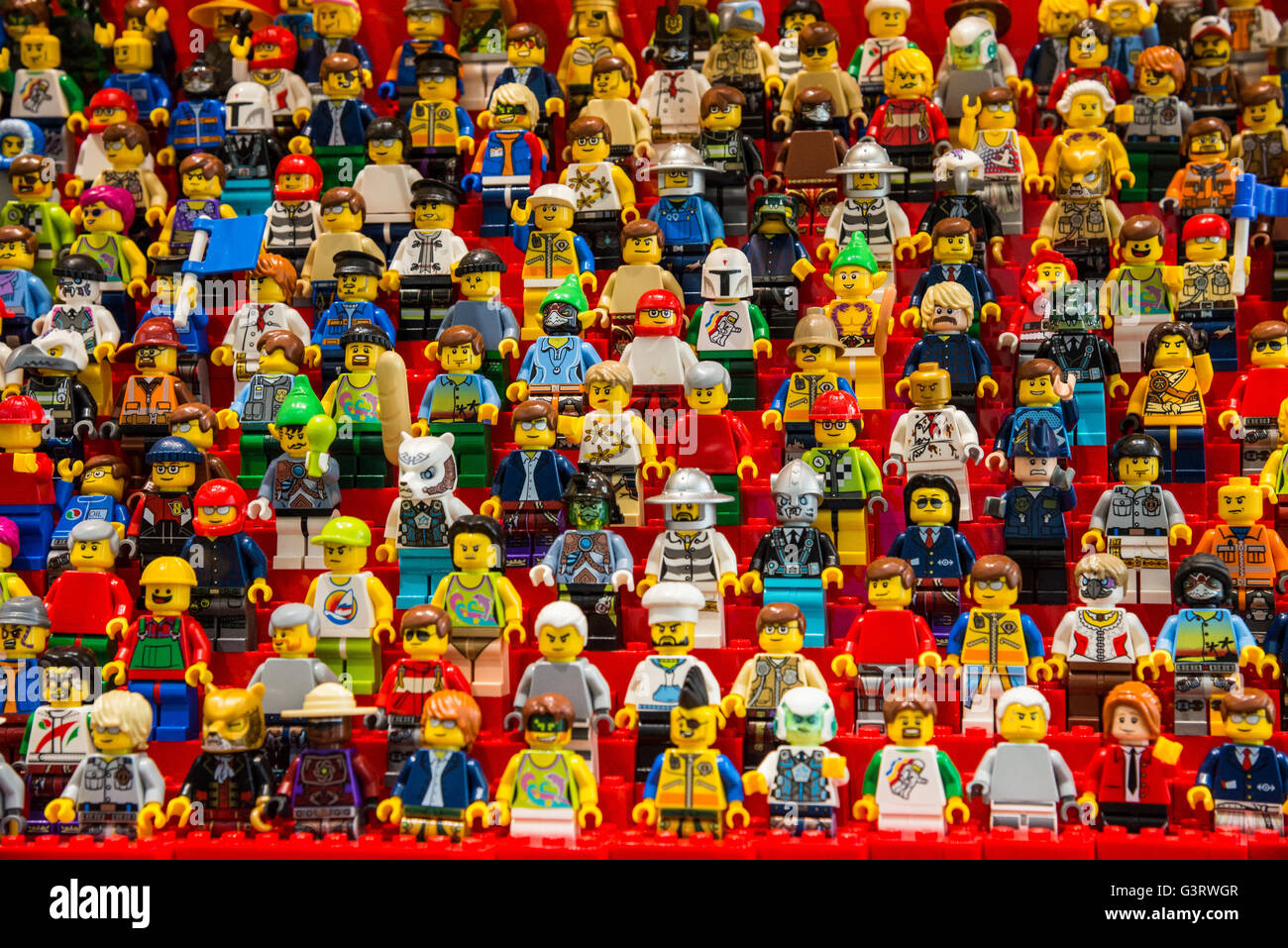 Personaggio Lego come tifosi sulle tribune di uno sport arena. Foto Stock