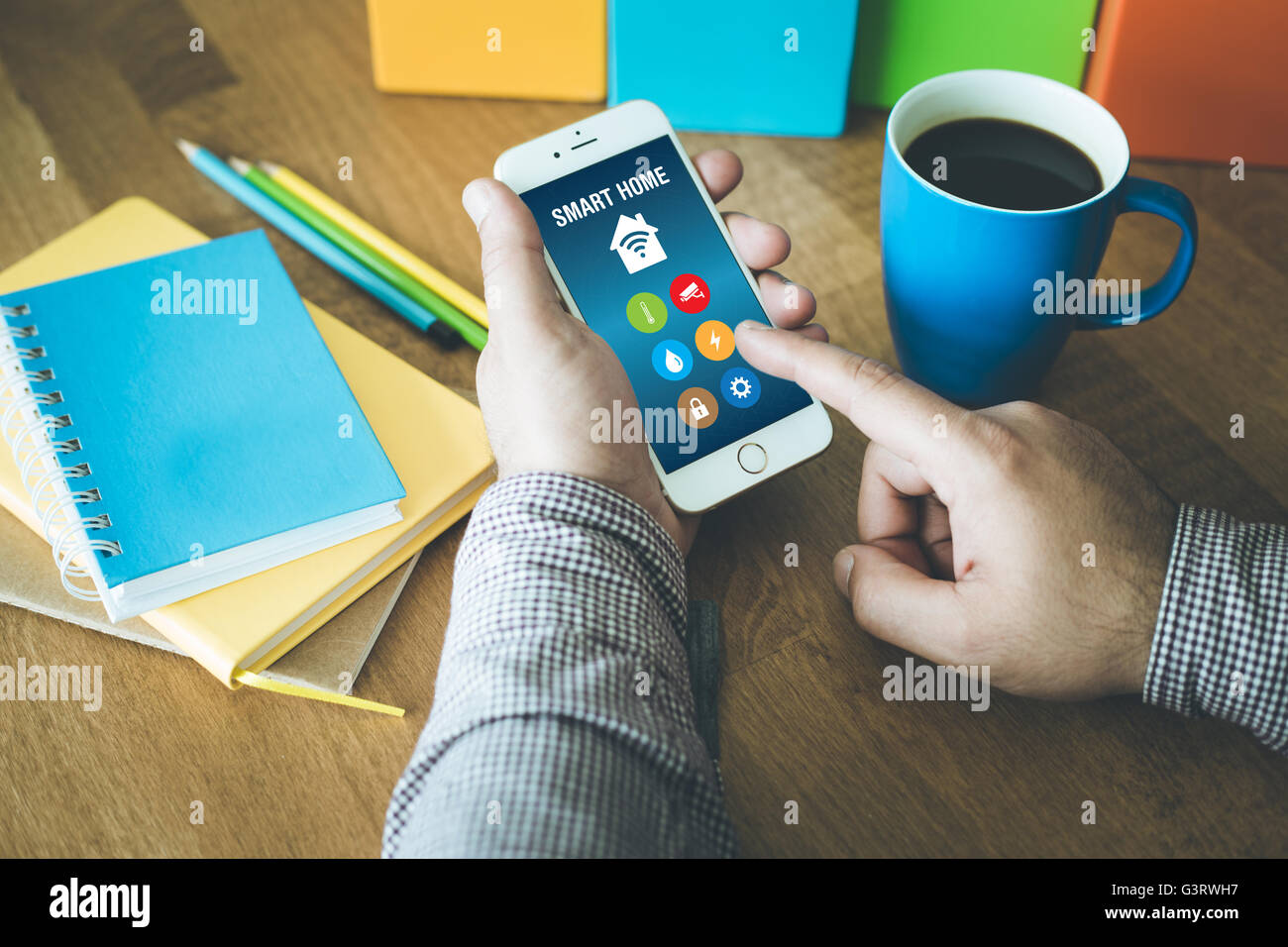 Sistema di automazione intelligente app sullo smartphone Foto Stock