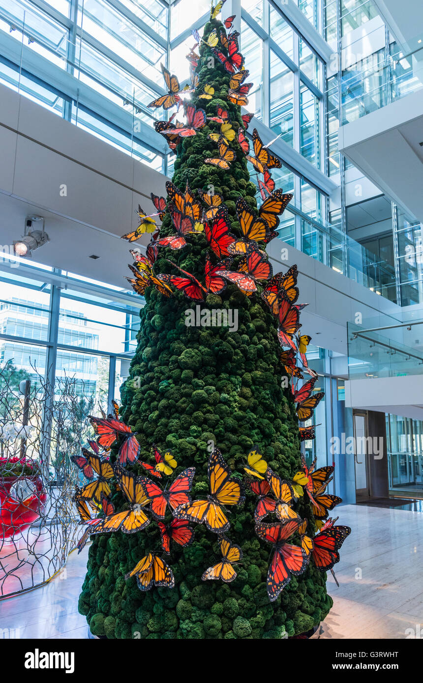 Un albero di Natale artificiale decorato con farfalle. Foto Stock