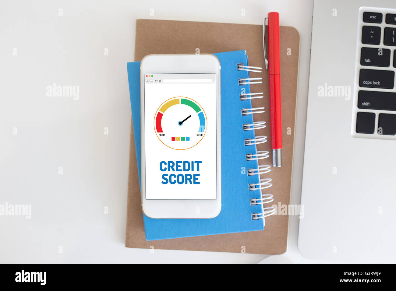 Smart phone con punteggio di credito applicazione su una schermata Foto Stock