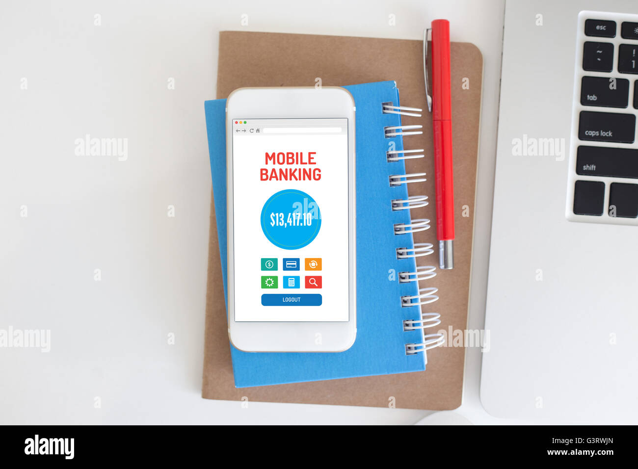 Smart phone con mobile banking applicazione su una schermata Foto Stock