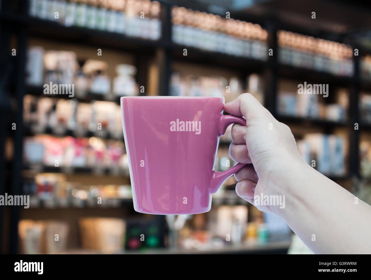 Donna mano azienda tazza di caffè sul fondo sfocato, stock photo Foto Stock