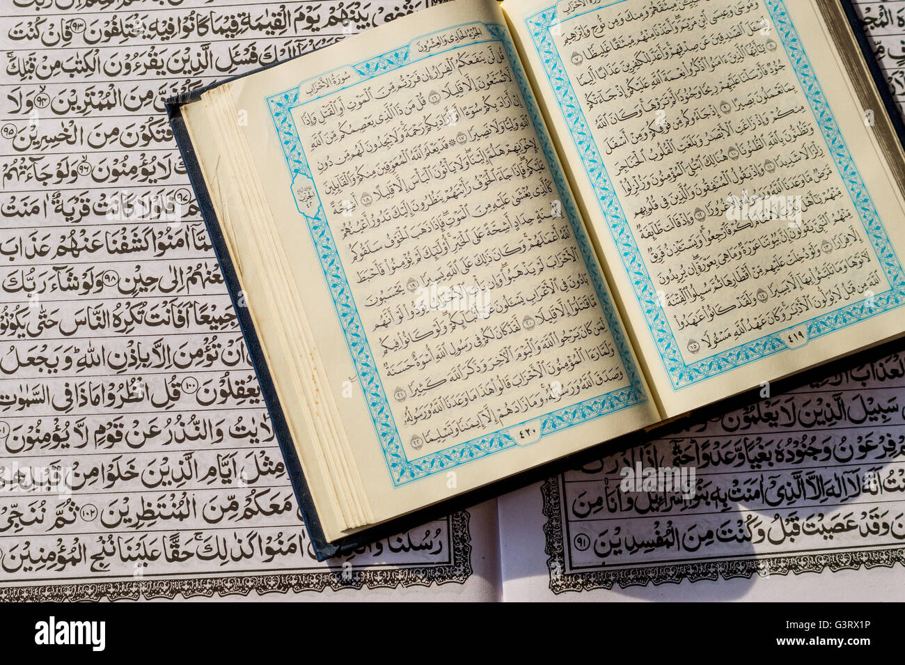 Il Sacro Corano all'interno di lingua araba il testo Foto stock - Alamy
