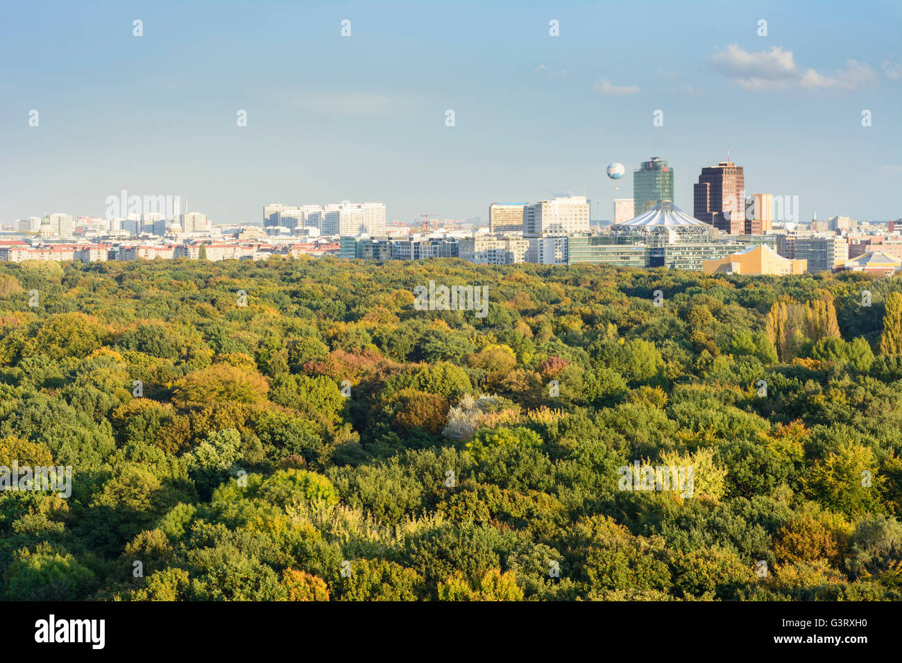 Vista dalla Colonna della Vittoria per il centro città, Potsdamer Platz e il Tiergarten park in autunno colori, Germania, Berlino , Berlino Foto Stock