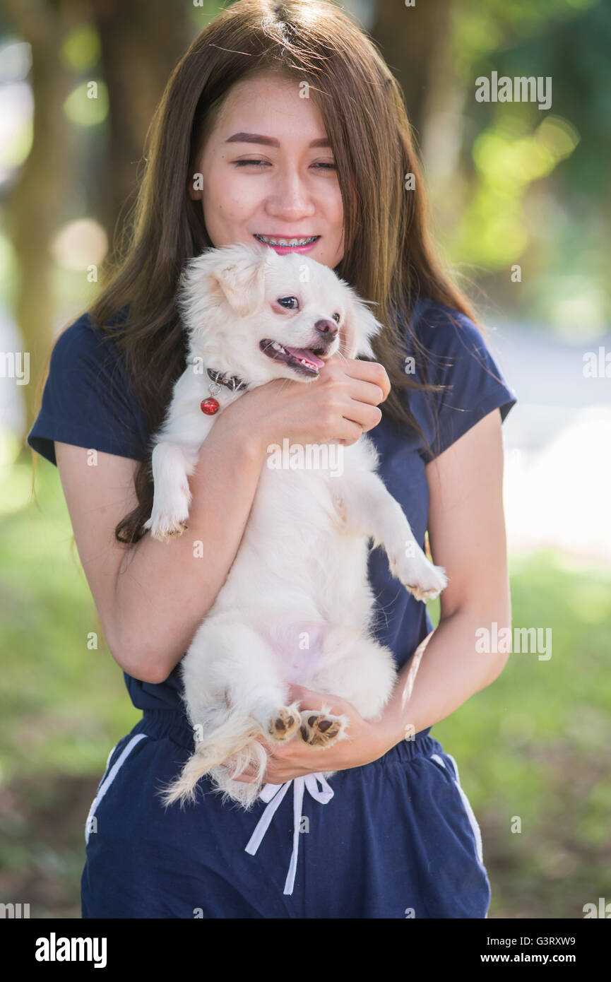 Asia felice giovane donna con il cane Foto Stock