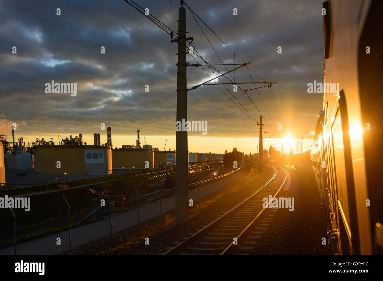 Raffineria di petrolio della OMV e S-Bahn ÖBB, Austria, Niederösterreich, Bassa Austria, Donau, Schwechat Foto Stock