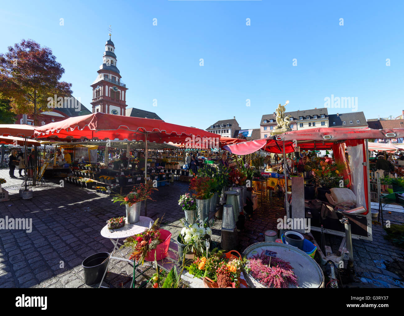 La piazza del mercato con il Vecchio Municipio e Chiesa di San Sebastian con il mercato settimanale, Germania, Baden-Württemberg, Kurpfalz, Mannheim Foto Stock