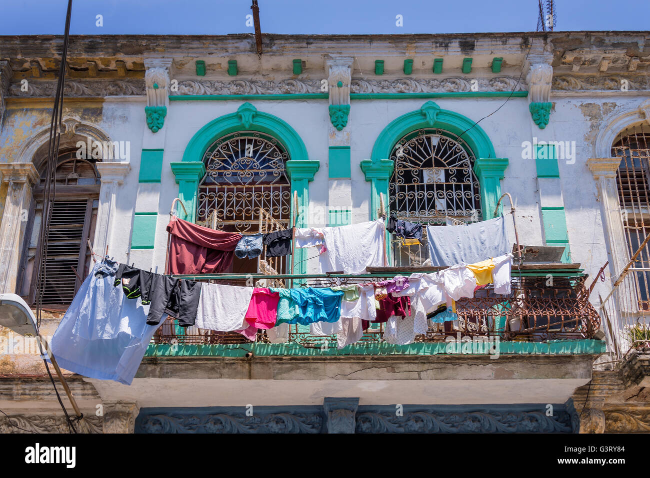 Servizio lavanderia sul balcone di un vecchio edificio coloniale di Havana, Cuba Foto Stock