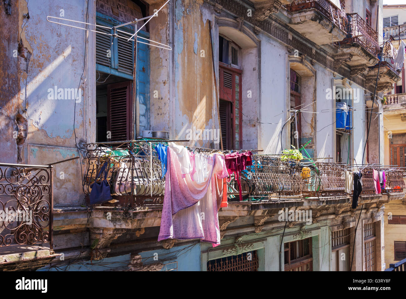 Servizio lavanderia sul balcone di un vecchio edificio in Havana, Cuba Foto Stock