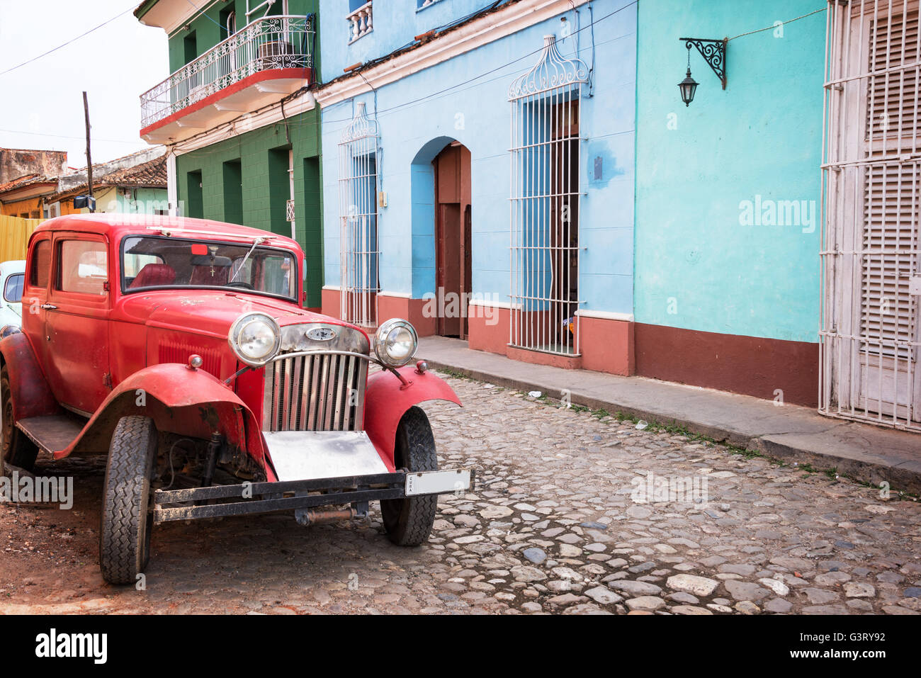 Vecchia auto d'epoca in una strada asfaltata di Trinidad, Cuba Foto Stock