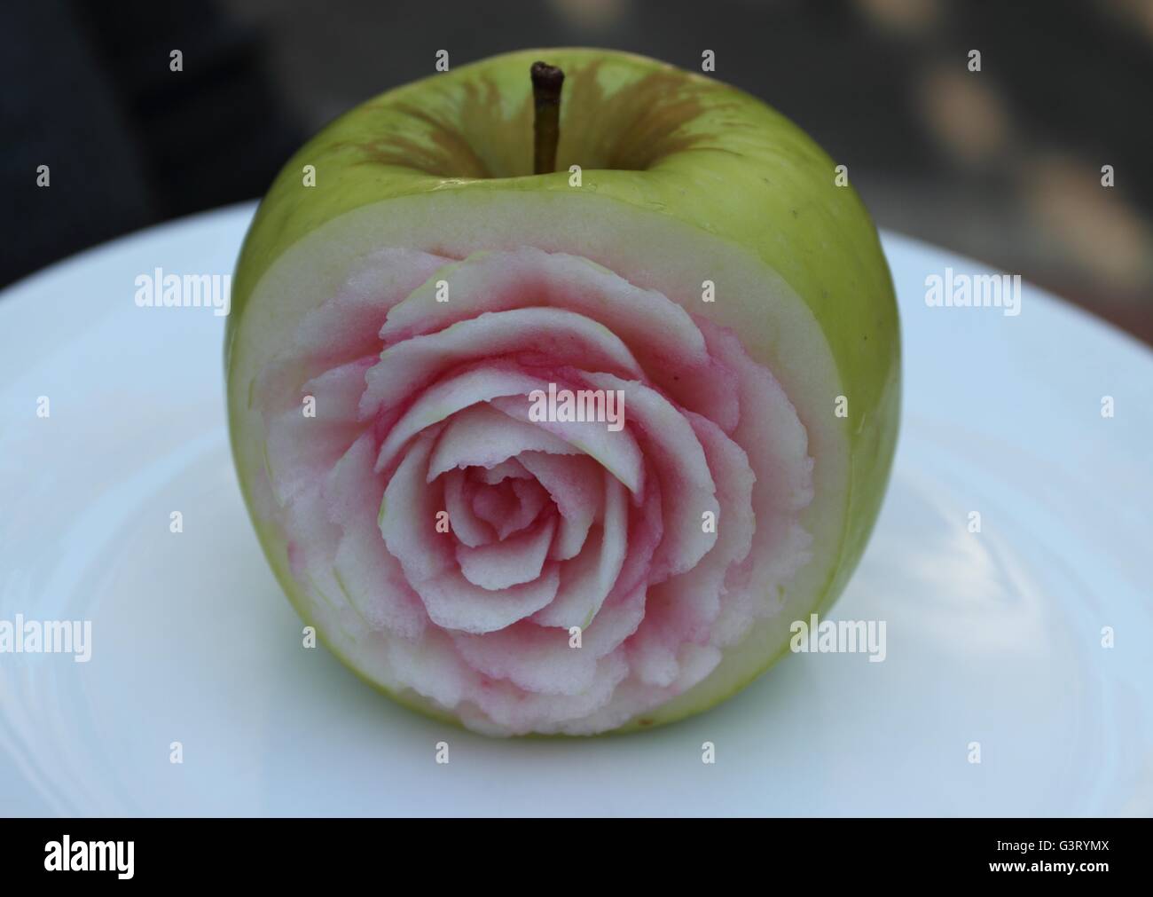 Rose intagliato in un Apple Foto Stock
