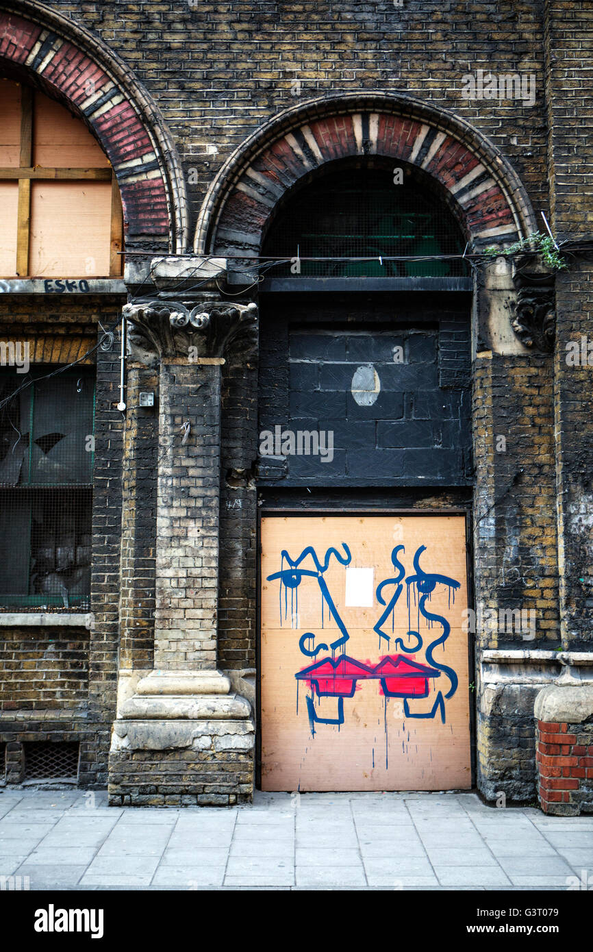 Graffiti su un intavolato entrata sotto le arcate ferroviarie in Bermondsey, Londra Foto Stock