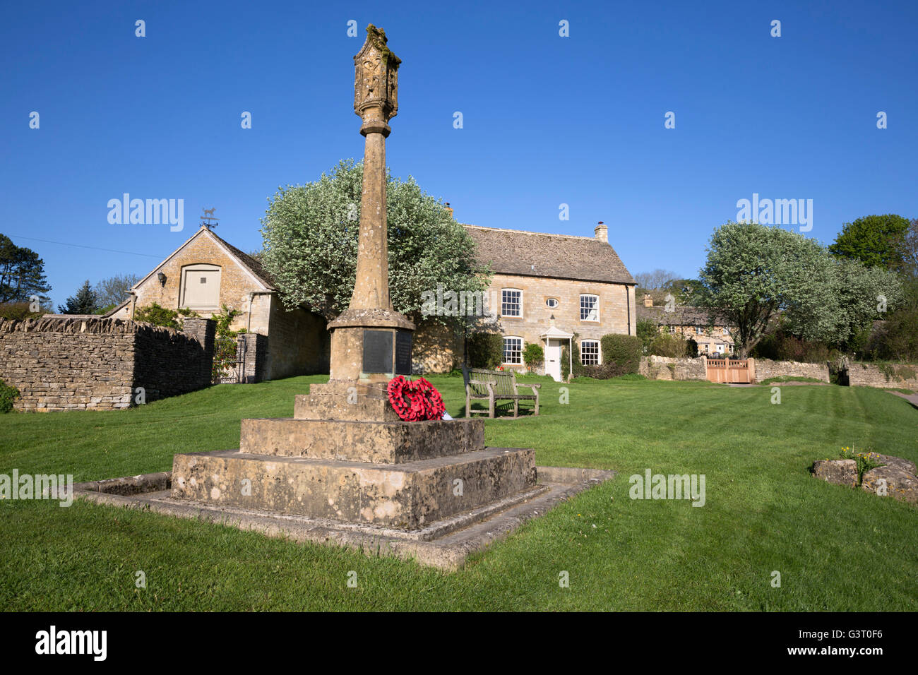 Memoriale di guerra e il villaggio verde, Guiting Power, Cotswolds, Gloucestershire, England, Regno Unito, Europa Foto Stock
