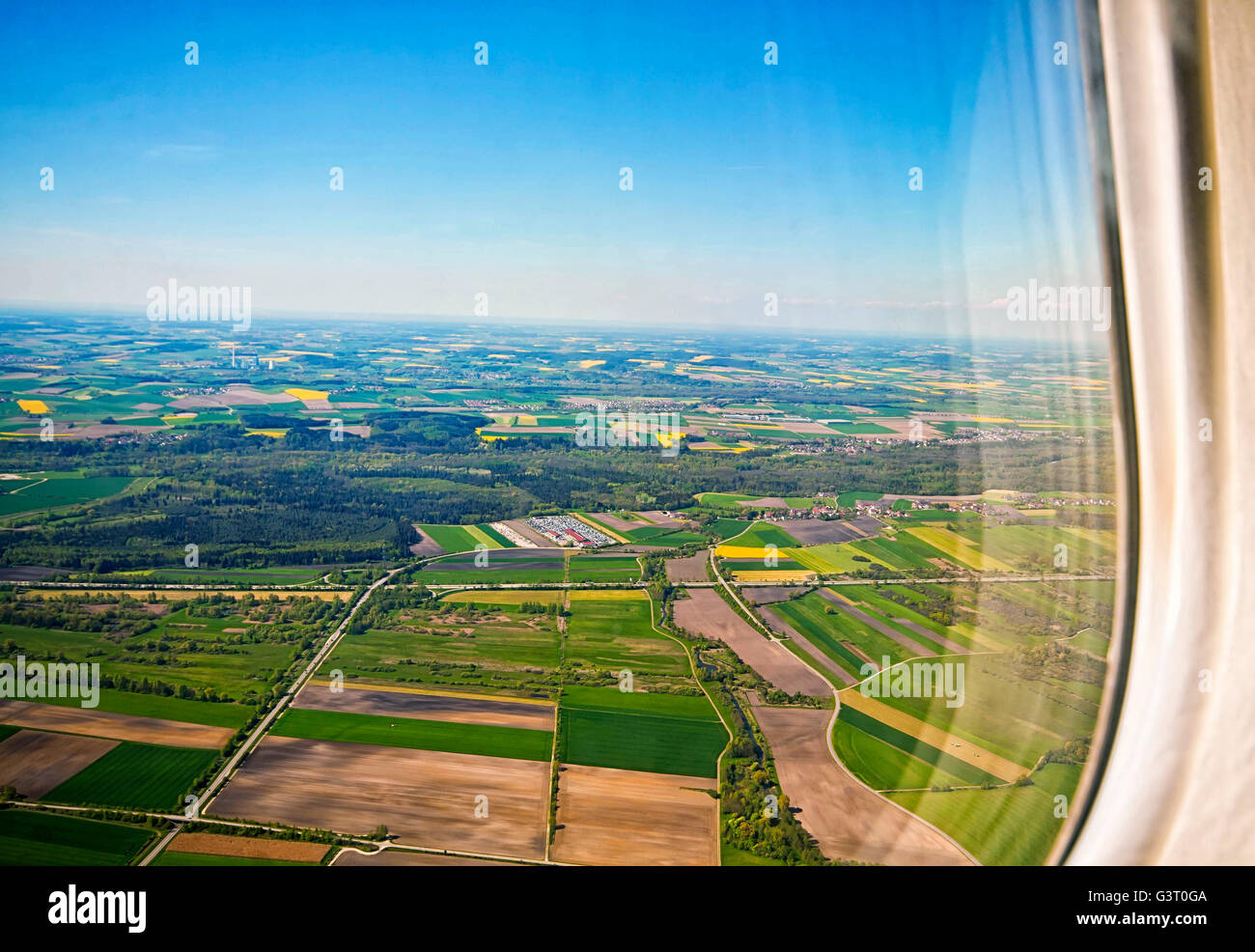 Bella vista aerea della campagna bavarese in primavera con tempo chiaro e giallo i campi di canola Foto Stock