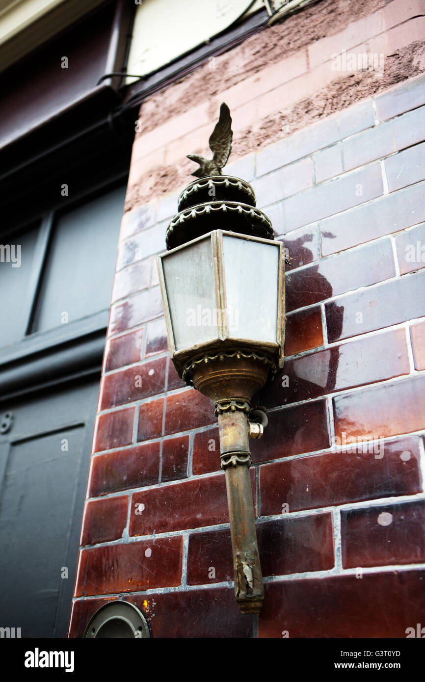 La luce di ingresso al di fuori di un antico edificio storico in Bermondsey High Street, Londra Foto Stock