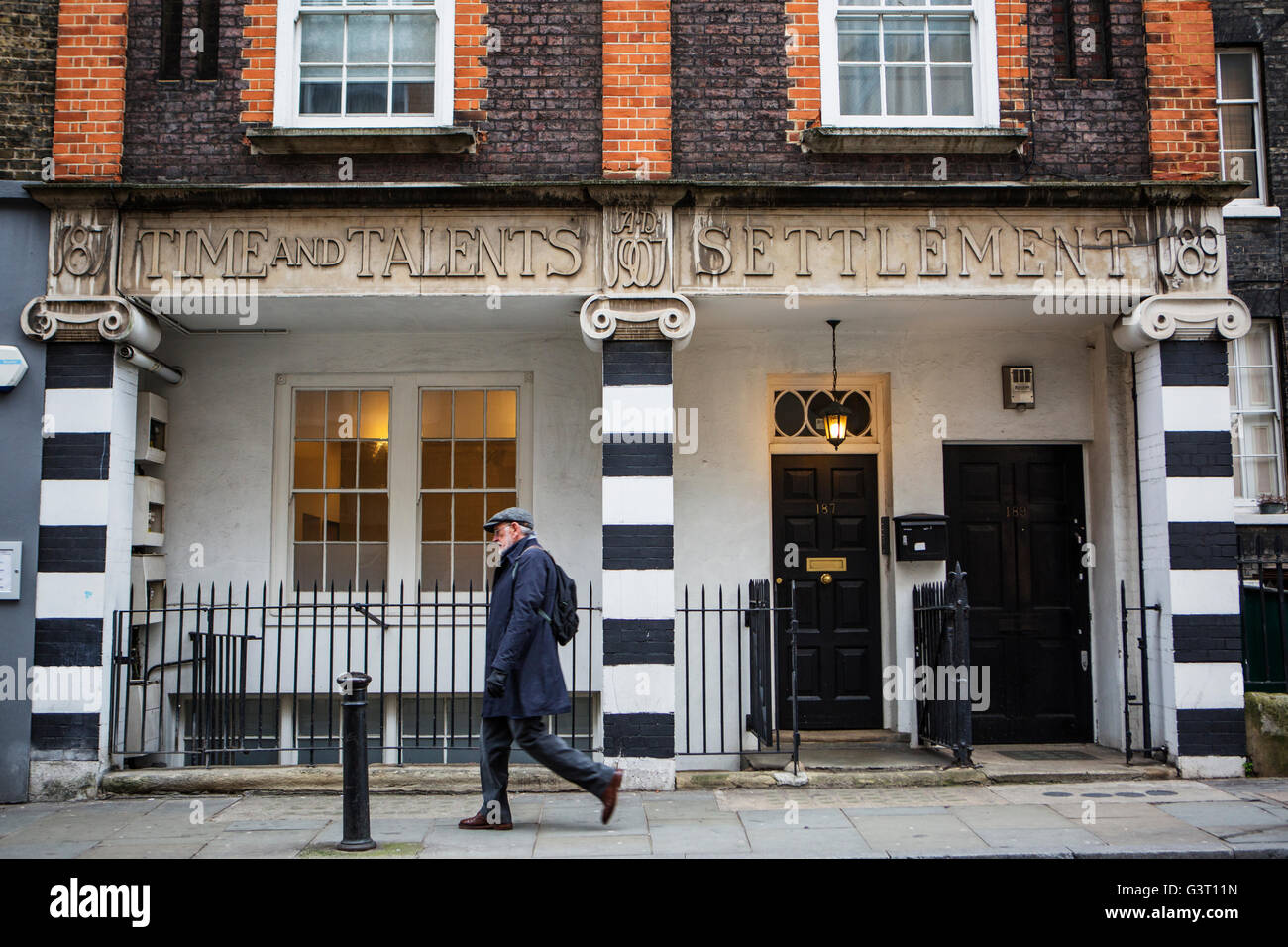 Un uomo a piedi e talenti la costruzione di insediamenti su Bermondsey High Street, Londra Foto Stock
