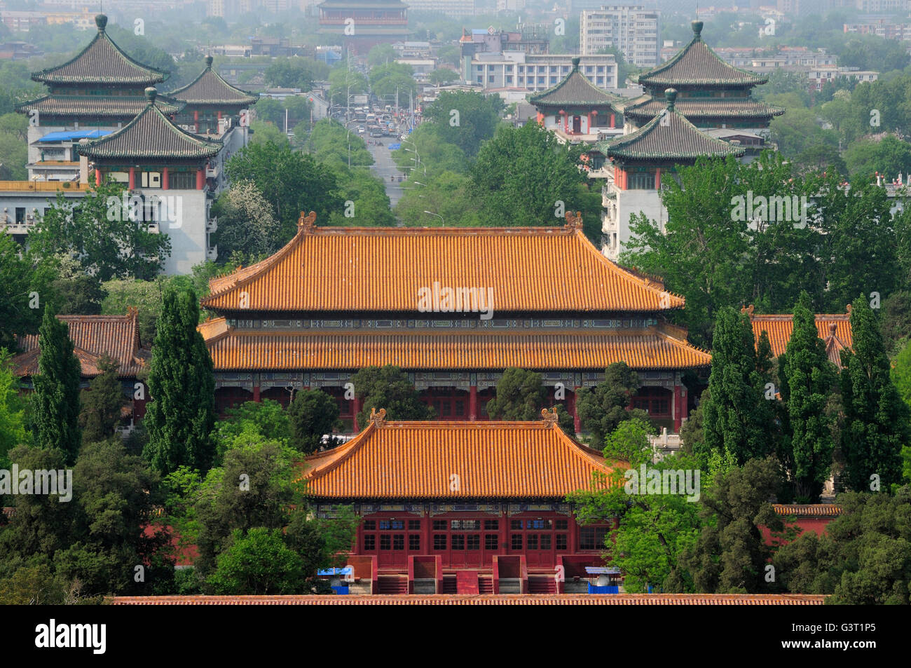 Edifici cinesi nel Parco Jingshan situato entro la città di Pechino in Cina. Foto Stock